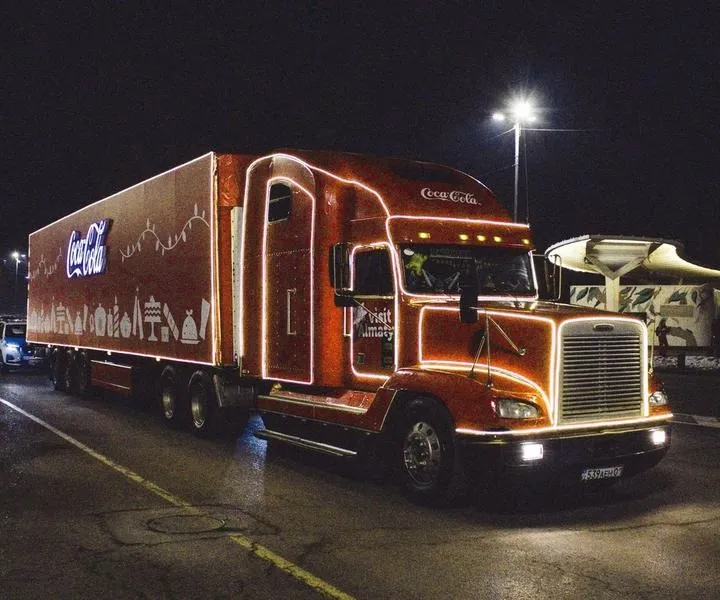 Co to jest ciężarówka Coca-Cola i jak stała się ikoną świąt?