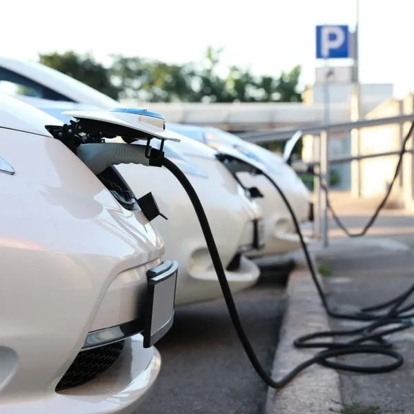 Gdzie ładować samochody elektryczne za darmo? Odkryj najciekawsze miejsca w Polsce!