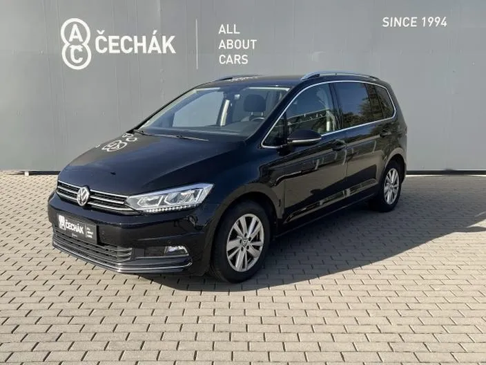 Gdzie szukać sterownika silnika w Volkswagenie Touran?
