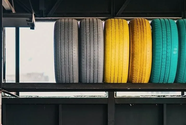 Jak łatwo rozpoznać, czy opona jest prawa czy lewa?