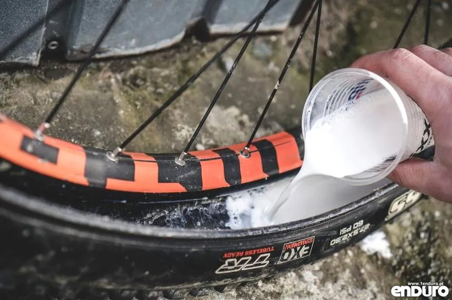Jak zdjąć oponę tubeless bez uszkodzenia obręczy? Praktyczne wskazówki