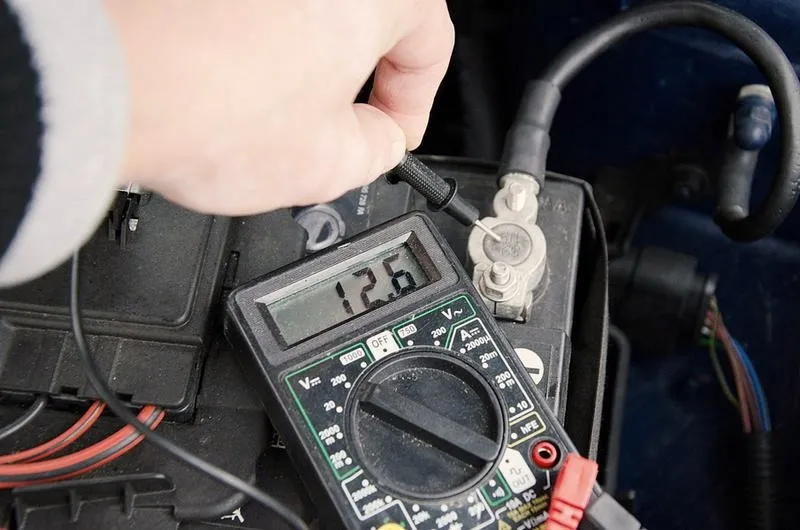 Jak zmierzyć prąd w akumulatorze? Prosty test multimetrem