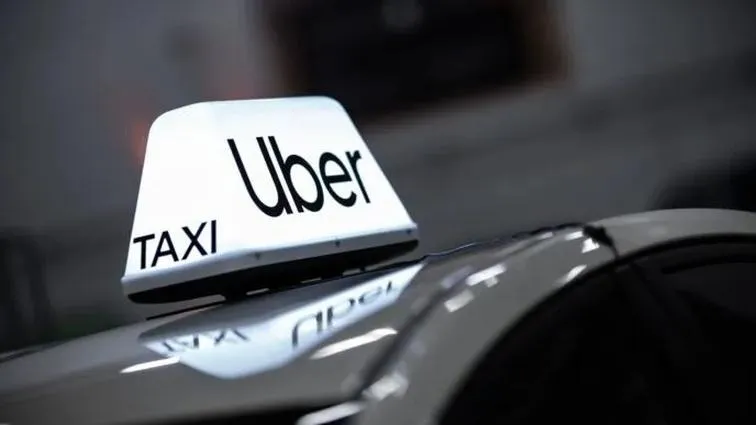 Jakie są stawki taryfy taxi w sylwestra? Przewodnik po cenach i ofertach