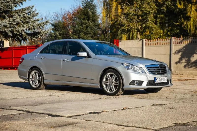 Mercedes W212: znajdź akumulator dodatkowy w 30 sekund