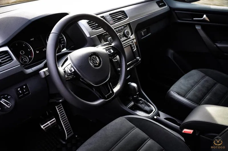 Skuteczne metody na to, jak samemu wyprać tapicerkę w samochodzie