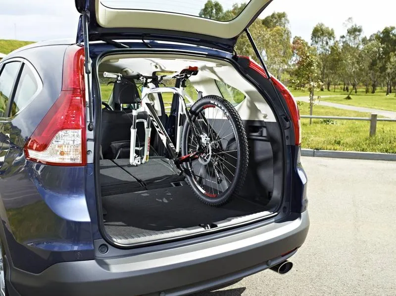 Przewóz roweru wewnątrz auta