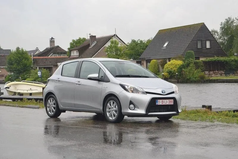 Yaris hybryda vs benzyna